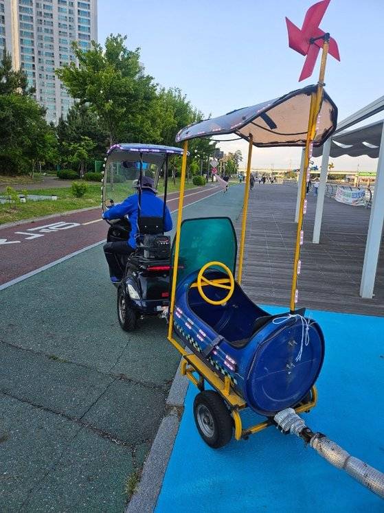 지난 2일 오후 인천시 남동구에 위치한 소래포구 해오름광장, 파란색 세발 오토바이에 연결된 깡통열차 6량이 운행됐다. 사진 독자