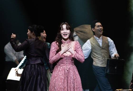지난 13일 '미싱링크' 제작발표회에서 배우들이 공연의 일부를 선보이고 있다. [사진 대구시립극단]