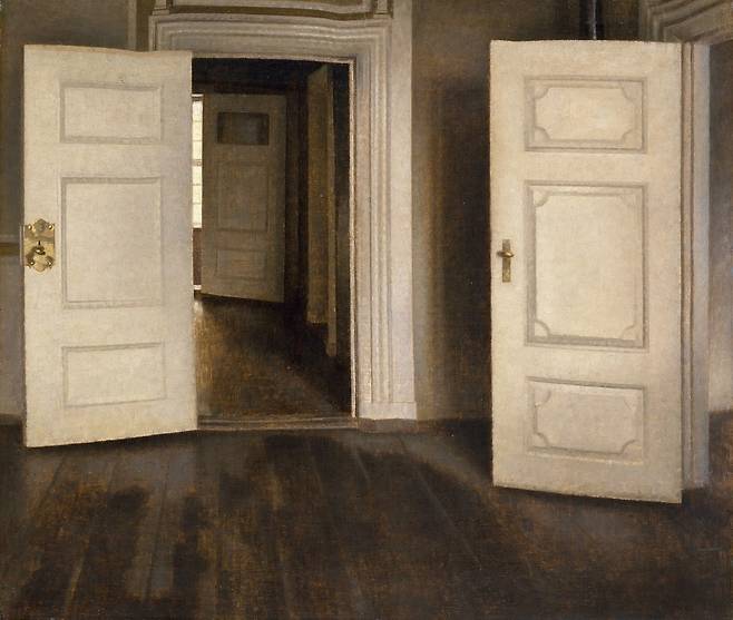 Open Doors Strandgate 30(1905). 평범한 문도 눈여겨보면 독특한 특징이 보인다. 열려 있는 문을 통해 공간의 공허함이 강조된다. /David Collection