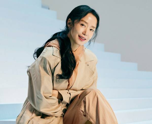 배우 전도연은 LG아트센터에서 사이먼 스톤 연출 ‘벚꽃동산’의 여주인공으로 출연 중이다. 전도연이 연극에 출연하는 것은 1997년 ‘리타 길들이기’ 이후 27년 만이다. LG아트센터 제공