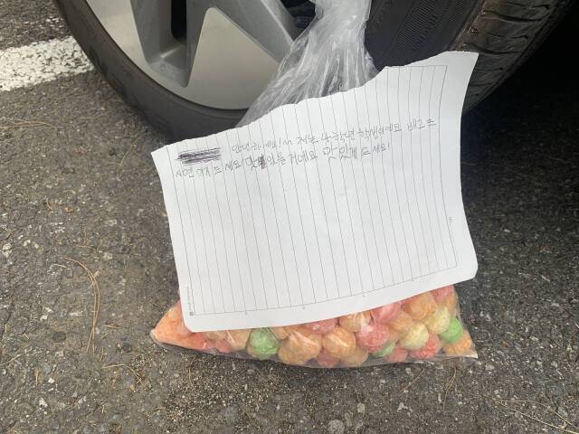 차예성 군이 놓고간 편지와 과자. 경기북부경찰청 제공