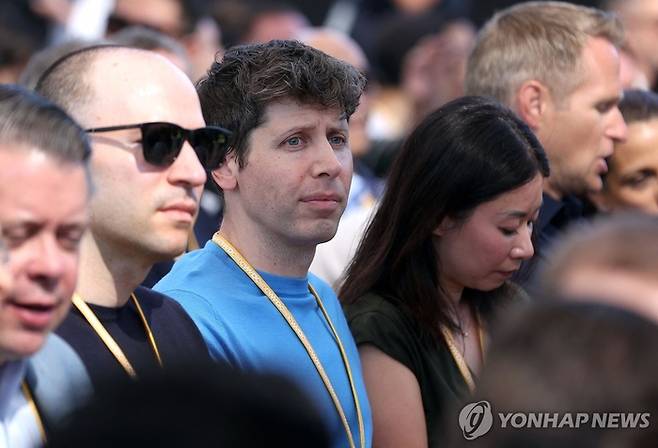 애플 연례 세계개발자회의에서 발표 내용을 청취하는 샘 올트먼 오픈AI CEO.