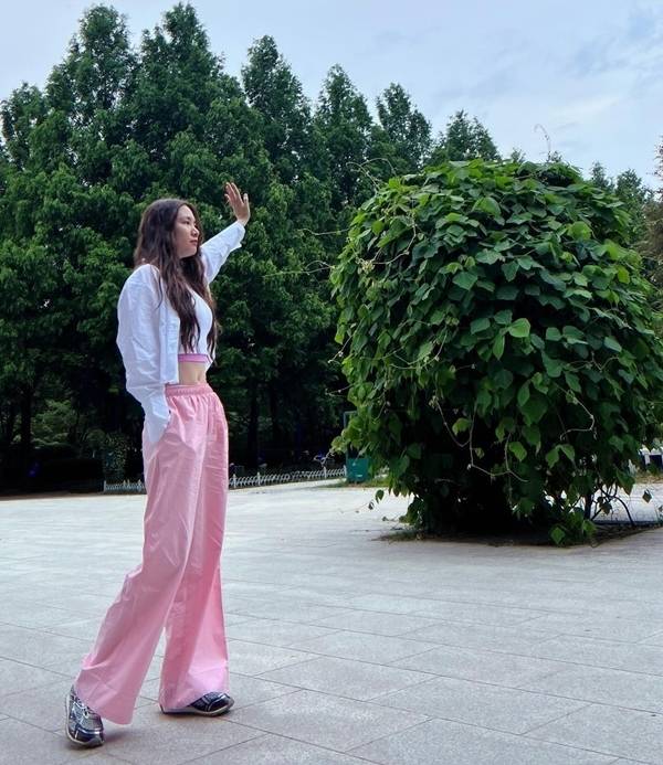 배우 남궁민의 아내이자 모델인 진아름이 14일 자신의 SNS 채널을 통해 근황을 전하며 여러 장의 사진을 게재했다. 팬들과의 소통을 이어가는 가운데, 진아름의 세련된 캐주얼 스타일이 눈길을 끌고 있다. / 사진=SNS