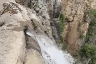 한 중국 누리꾼이 중국 허난성 윈타이산 윈타이톈폭포 정상에서 대형 수도관을 이용해 인위적으로 물을 공급 중인 모습을 촬영한 영상 /사진=더우인 캡처