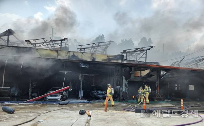 순천소방서 대원들이 15일 오후 3시 10분쯤 해룡면 공업사에서 잔불을 정리하고 있다. /박대성 기자.