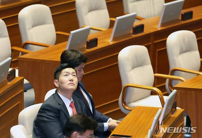 [서울=뉴시스] 조성우 기자 = 김재섭 국민의힘 당선인이 21일 오후 서울 여의도 국회 본회의장에서 제22대 국회 여야 초선 당선자들과 본회의 진행과 관련된 교육을 받으며 허공을 응시하고 있다. 2024.05.21. xconfind@newsis.com