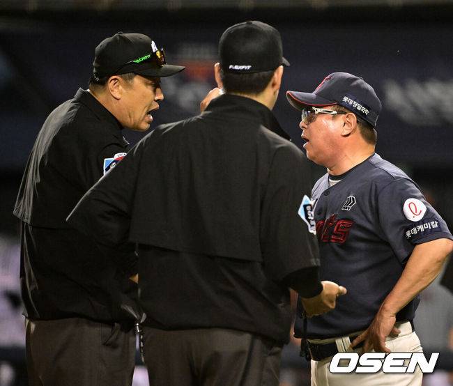 [OSEN=잠실, 지형준 기자] 15일 오후 서울 잠실야구장에서&nbsp;2024 신한 SOL Bank KBO리그 LG 트윈스와 롯데 자이언츠의 경기가 열렸다.이날 LG는 김유영, 롯데는 박세웅을 선발로 내세웠다.9회말 무사 1루에서 LG 오스틴이 삼진을 당하며 1루주자 김대원은 2루 도루에 성공했다. 롯데 김태형 감독이 오스틴이 삼진 이후 동작에서 수비 방해를 했다고 주장하고 있다. 하지만 이는 받아들여지지 않았고 감태형 감독은 항의 시간 초과로 퇴장을 당했다. 2024.06.15 / jpnews@osen.co.kr