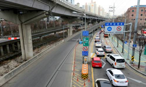 2016년 2월 22일부터 3월 18일까지 서울 내부순환로 사근램프∼길음램프(정릉천 고가) 구간 양 방향이&nbsp;통제되면서 길음램프 인근 도로가 극심한 정체를 빚고 있다. 세계일보 자료사진