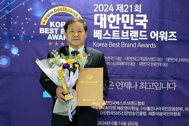 차영수(더불어민주당·강진) 전남도의회 의원이 14일 서울 국회의원회관에서 열린 ‘2024 대한민국 베스트브랜드 어워즈’에서 ‘자랑스런 한국인 대상’을 수상한 뒤 꽃다발을 들고 기념촬영을 하고 있다.    전남도의회 제공