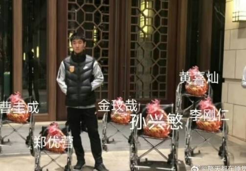 쓰레기봉투로 보이는 각 물체 위해 한국 국가대표인 김민재, 손흥민, 황희찬, 이강인의 이름이 중국어로 적혀있다.