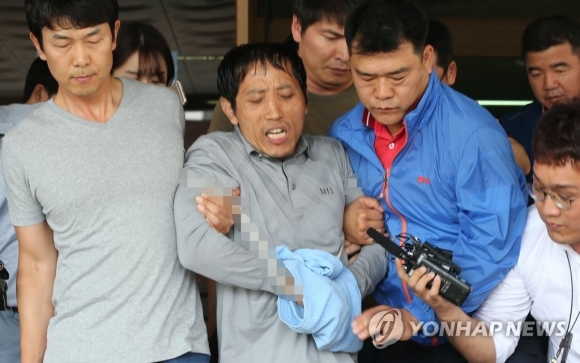 여성을 납치 살해한 김일곤이 영장실질심사를 받기 위해 서울 성동경찰서를 떠나고 있다. - 연합뉴스