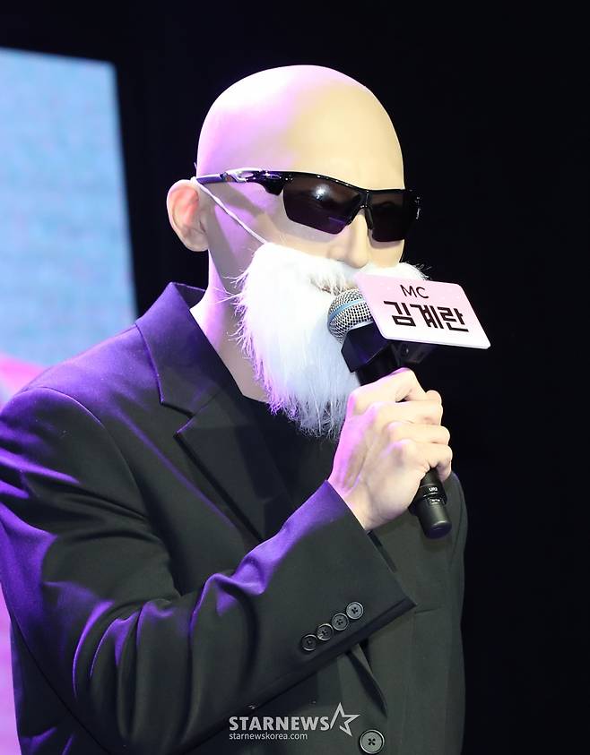 (서울=뉴스1) 권현진 기자 = 제작자 김계란이 18일 오후 서울 서교동 무신사 개러지에서 열린 걸밴드’ QWER(큐더블유이알) 데뷔 싱글 1집 '하모니 프롬 디스코드(Harmony from Discord)' 쇼케이스에서 진행을 하고 있다. 2023.10.18/뉴스1  Copyright (C) 뉴스1. All rights reserved. 무단 전재 및 재배포,  AI학습 이용 금지. /사진=(서울=뉴스1) 권현진 기자