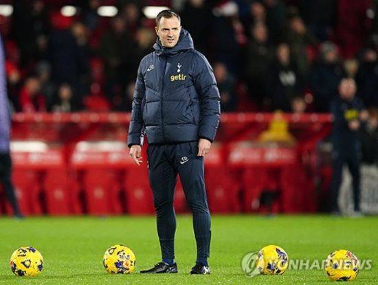 버밍엄이 지난 13일(한국시간) 공식 홈페이지를 통해 2024-2025시즌 구단의 새로운 홈 유니폼을 발표했다.&nbsp;백승호는 버밍엄의 새 홈 유니폼을 입고 촬영에 임했다. 특히 일본인 동료 미요시 고지와 함께 촬영을 진행했다.&nbsp;  버밍엄은 지난 2023-2024시즌 챔피언십리그(2부)에서 22위(13승 11무 22패 승점 50)로 아쉽게 리그원(3부)로 강등됐다. 백승호는 만약 다음 시즌 팀에 남을 경우 3부리그에서 경기를 소화하게 된다.&nbsp;다음 시즌 새로운 감독으로 부임한 크리스 데이비스 전 토트넘 홋스퍼 코치. 연합뉴스