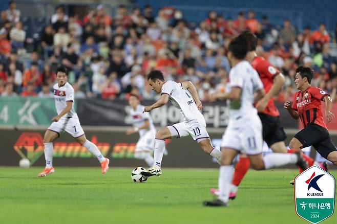고교 신성 양민혁이 이승우와의 에이스 대결에서 완승을 거뒀다. 강원FC도 올 시즌 마지막 춘천 홈 경기에서 수원FC를 꺾고 리그 5연승을 질주, 리그 선두로 올라섰다. 강원은 15일 춘천 송암스포츠타운에서 열린 수원FC와의 하나은행 K리그1 2024 17라운드 홈 경기에서 유인수, 야고, 양민혁의 연속골로 이승우가 한 골을 만회한 수원을 3-1로 꺾었다. 5연승을 내달린 강원은 승점 31로 울산HD를 다득점에서 밀어내고 선두로 뛰어올랐다. 한국프로축구연맹