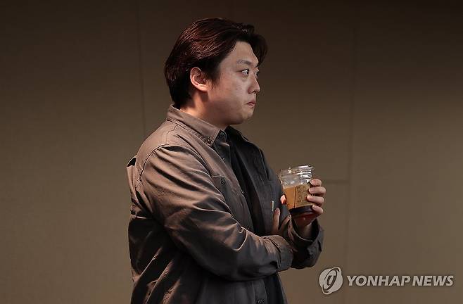 의정갈등 관련 심포지엄 지켜보는 박단 위원장 (서울=연합뉴스) 김성민 기자 = 가톨릭대학교 의과대학 교수협의회 비상대책위원회가 31일 오전 서울 서초구 서울성모병원에서 연 '의정갈등을 넘어 미래 의료 환경으로' 심포지엄에서 박단 대한전공의협의회 비상대책위원장이 발표를 지켜보고 있다.  2024.5.31 ksm7976@yna.co.kr