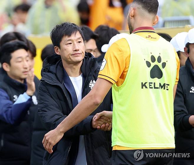 승리 자축하는 이정효 감독 (광주=연합뉴스) 조남수 기자 = 15일 광주축구전용구장에서 열린 프로축구 K리그1 광주FC와 울산 HD의 경기. 광주 이정효 감독이 2-1 승리하고 벤치 멤버들과 악수하고 있다. 2024.5.15 iso64@yna.co.kr