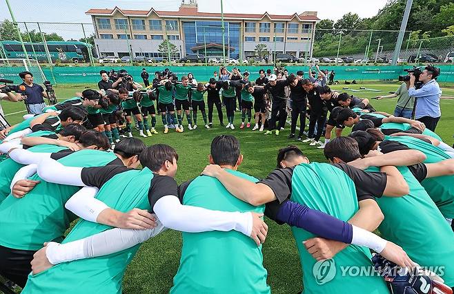 다시 시작하는 대전하나시티즌 (대전=연합뉴스) 김준범 기자 = 황선홍 대전하나시티즌 신임 감독이 5일 오후 대전 대덕구 덕암축구센터에서 선수들과 상견례를 한 뒤 함께 구호를 외치고 있다. 2024.6.5 psykims@yna.co.kr