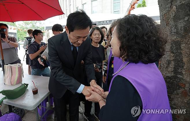 이태원 참사 유가족 위로하는 오세훈 시장 (서울=연합뉴스) 김인철 기자 = 오세훈 서울시장이 15일 서울광장에 마련된 10.29 이태원 참사 희생자 합동분향소를 찾아 유가족들에게 위로의 말을 전하고 있다.
    서울시와 이태원 참사 유가족협의회·시민대책회의는 협의 끝에 서울광장에 설치된 합동 분향소를 오는 16일 남대문로9길 부림빌딩 1층으로 이전하기로 합의했다. 2024.6.15 yatoya@yna.co.kr