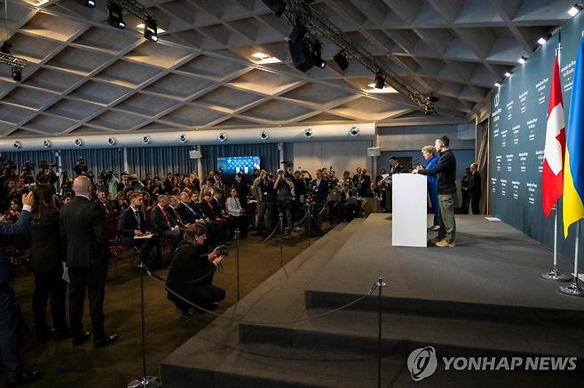 기자회견하는 젤렌스키 대통령 (뷔르겐슈톡[스위스 니드발덴주] AFP=연합뉴스) 볼로디미르 젤렌스키 우크라이나 대통령이 15일(현지시간) 스위스 니드발덴주의 휴양지 뷔르겐슈톡에서 개막한 우크라이나 평화 회의를 맞아 비올라 암헤르트 스위스 대통령과 함께 공동 기자회견을 하고 있다. 2024.06.15 photo@yna.co.kr