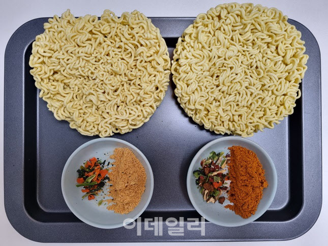 왼쪽은 농심 순라면, 오른쪽은 기존의 신라면. (사진=한전진 기자)