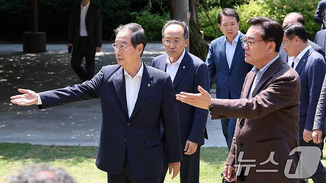 한덕수 국무총리(왼쪽)가 16일 서울 종로구 삼청동 국무총리공관에서 열린 제18차 고위당정협의회에서 정진석 대통령실 비서실장 등 참석자들과 회의장으로 이동하고 있다. 2024.6.16/뉴스1 ⓒ News1 김성진 기자