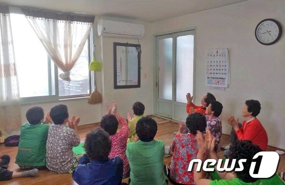 전남 장흥군의 한 경로당에 에어컨이 설치되자 지역 주민들이 박수를 치며 반기고 있다. (장흥군 제공)2017.6.15/뉴스1 ⓒ News1 박준배 기자