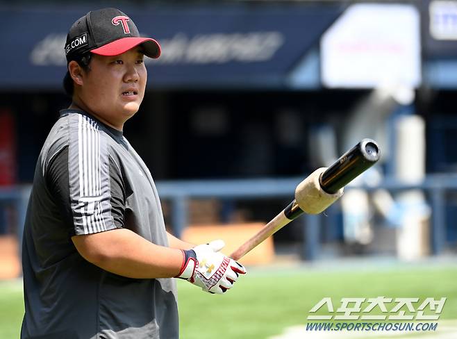 16일 잠실야구장에서 열린 롯데와 LG의 경기, LG 김범석이 타격훈련을 하고 있다. 잠실=허상욱 기자wook@sportschosun.com/2024.06.16/