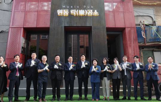 박희조 동구청장을 비롯한 주요 내빈들이 14일 열린 원동 락공소 개관식에서 기념 촬영을 하고 있다. 대전 동구,