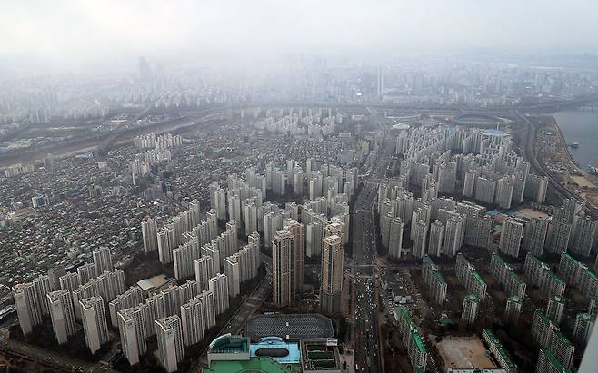 서울 송파구 롯데월드타워 서울스카이에서 바라본 서울시내 아파트 단지 모습. 2024.1.22 뉴스1