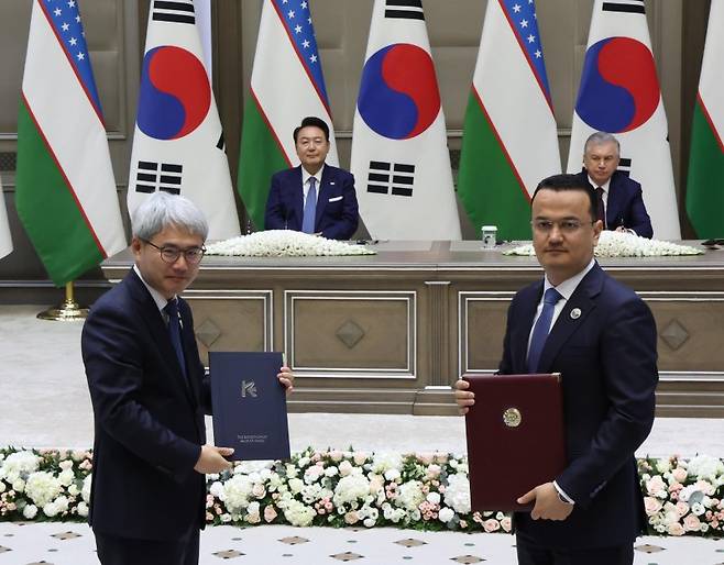 우즈베키스탄을 국빈 방문한 윤석열 대통령과 샤브카트 미르지요예프 우즈베키스탄 대통령이 임석한가운데 14일(현지시간) 타슈켄트 우즈베키스탄 대통령궁 영빈관에서 윤희성 한국 수출입은행장이 라지즈 쿠드라토프 투자산업통상부장관과 고속철 납품사업 차관계약, 공립학교 과학 ICT 기자재 공급사업 차관계약, 제약클러스터 조성 2차사업 차관계약 서명식을 하고 있다. 사진=뉴시스화상