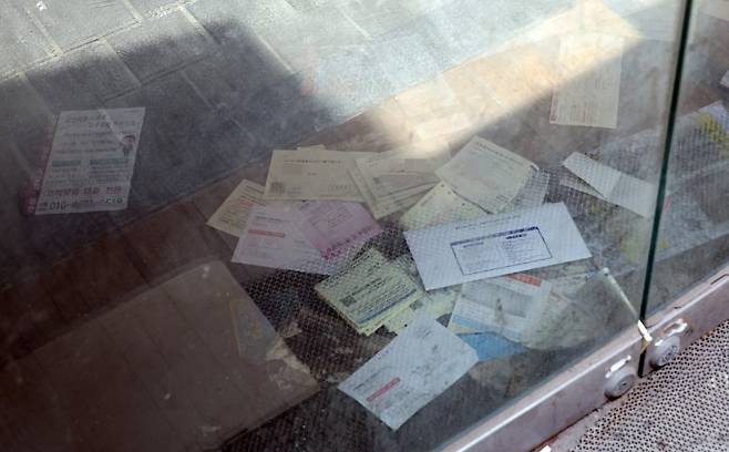 자영업자 은행 연체율 11년 만에 최고 (서울=연합뉴스) 한상균 기자 = 9일 서울 시내 한 폐업 상점에 각종 고지서가 쌓여 있다. 이날 금융감독원에 따르면 개인사업자대출 연체율이 2012년 12월(0.64%) 이후 가장 높은 수준으로 치솟았다. 2024.6.9 xyz@yna.co.kr (끝)