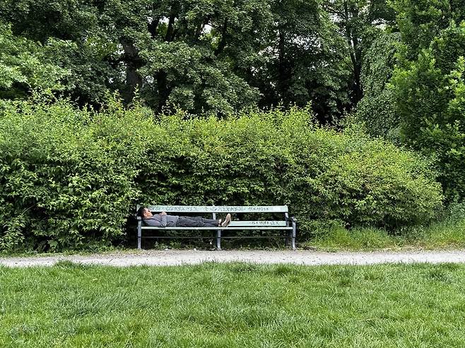 한적한 호숫가 동네공원에 누워 낮잠에 빠졌다. 버킷리스트 하나를 지우다. 베를린 리첸제 공원. 사진 배정한