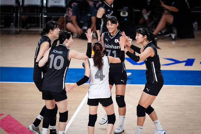 한국 여자 배구대표팀이 16일 VNL 3주 차 4차전 네덜란드와 경기 중 득점에 성공한 뒤 환호하고 있다. 사진=VNL