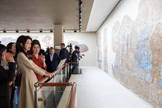 김건희 여사가 중앙아시아 3개국 국빈 방문 마지막날인 지난 15일(현지시간) 우즈베키스탄 사마르칸트 아프로시압 국립박물관을 방문하고 있다. 연합뉴스