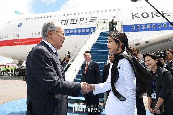 지난 13일(현지시간) 카자흐스탄 국빈 방문을 마친 윤석열 대통령과 김건희 여사가 카자흐스탄 아스타나 공항에 환송나온 카심 조마르트 토카예프 카자흐스탄 대통령과 인사를 하고 있다. 대통령실