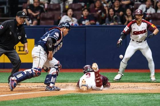 16일 고척 두산전에서 데뷔 첫 인사이드 더 파크 홈런을 때려낸 키움 김혜성(3번)이 홈에서 세이프되는 모습. 사진 키움 히어로즈