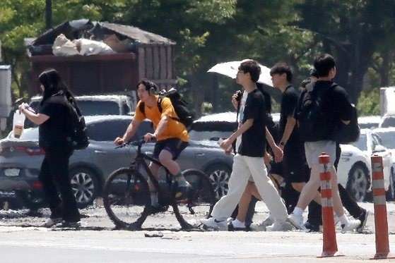 폭염이 이어진 11일 오후 경북 경산시 영남대 앞 도로에 아지랑이가 피어오르고 있다. 뉴스1