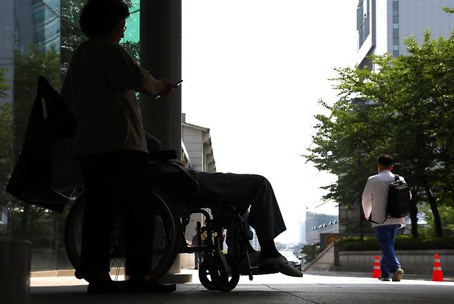 대한의사협회와 의사단체가 18일부터 전면 휴진을 예고했다. 지난 12일 오후 서울의 한 대학 병원에서 한 의사가 환자 앞을 지나고 있다. 연합뉴스