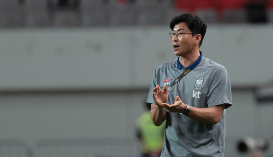 Korean national team interim manager Kim Do-hoon instructs his players during a 2026 World Cup qualifier against China at Seoul World Cup Stadium in western Seoul on June 11. [YONHAP]