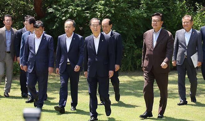 16일 오후 서울 종로구 삼청동 총리 공관에서 열린 고위 당ㆍ정ㆍ대 협의회에서 한덕수 국무총리, 국민의힘 황우여 비상대책위원장, 추경호 원내대표, 정진석 대통령실 비서실장을 비롯한 참석자들이 기념촬영을 마치고 회의장으로 들어가고 있다 / 사진 = 연합뉴스