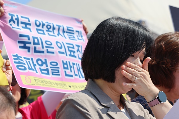 ▲한국환자단체연합회, 중증아토피연합회, 한국희귀·난치성질환연합회, 한국유방암환우총연합회 등 환자 단체 회원들이 지난 13일 오전 서울 영등포구 여의도 국회 앞에서 의료계 집단휴진 철회를 촉구하고 있다. ⓒ연합뉴스