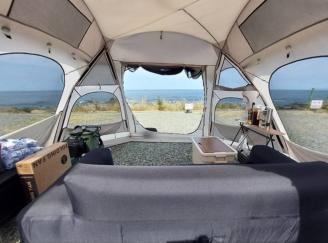 ‘썬빌리지 오토캠핑장’에 텐트를 설치하고 바라본 바다의 모습. 안병준 기자