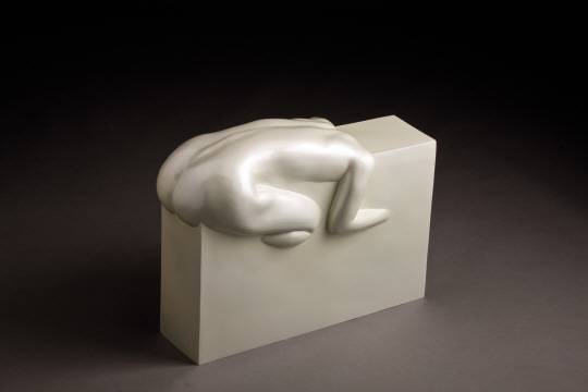 김영원 작가의 2001년작 ‘절하는 사람’, 30×40.5×15.5cm. 청작화랑 제공