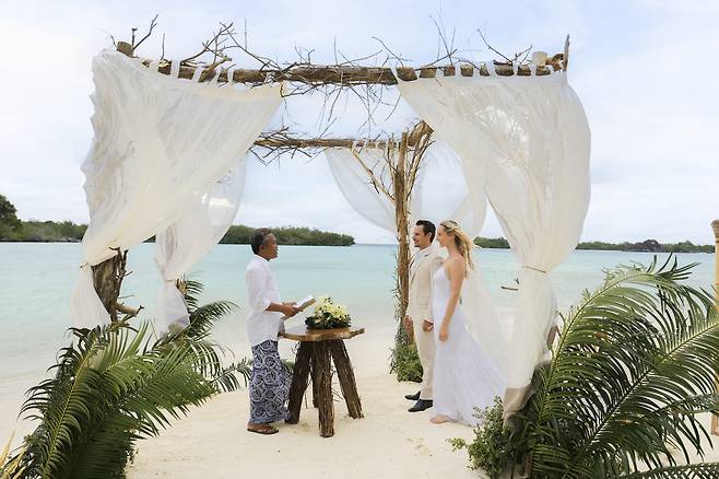 바와리저브의 웨딩. “검은머리 파뿌리 사랑?” “넵~!!”(합창), “지구 지킬겁니까?” “오프 코스~!!!”(합창)