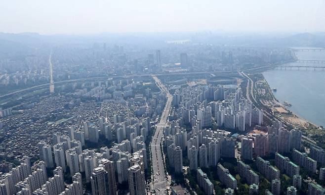 서울스카이 전망대에서 바라본 송파구 잠실동과 강남구 일대 아파트 단지. 뉴스1