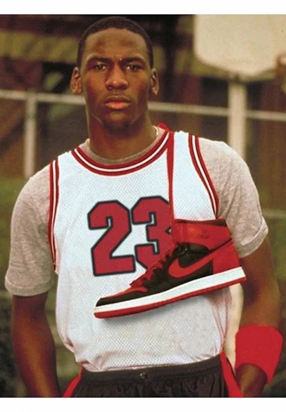 윙 로고가 없는 에어 조던 1 하이 브레드 농구화는 1984년 나이키 광고(사진)에서 처음 등장했으며, 여기서 운동화는 마이클 조던의 어깨 위에 걸쳐졌다.