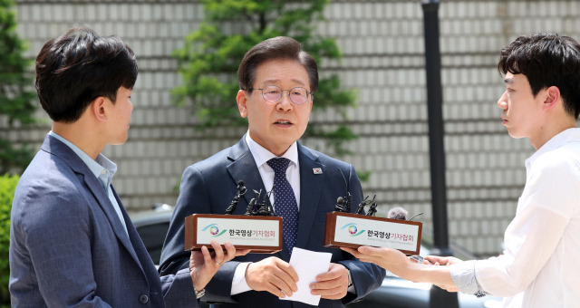 이재명(가운데) 더불어민주당 대표가 14일 오후 서울 서초구 서울중앙지방법원에서 열린 공직선거법 위반 공판에 출석하며 입장발표를 하고 있다. 뉴스1