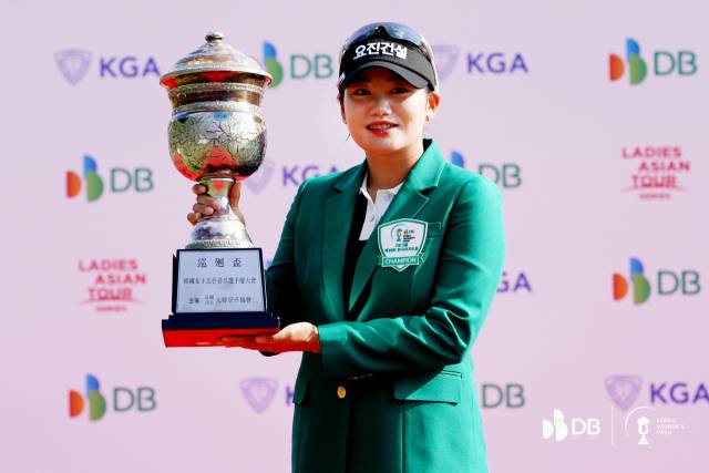노승희가 16일 제38회 한국여자오픈에서 우승한 뒤 트로피를 들고 있다. 노승희는 상금 랭킹 2위, 대상 포인트 1위로 도약했다. 사진 제공=대회조직위