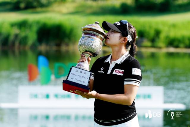 노승희가 16일 제38회 한국여자오픈 우승 뒤 트로피에 입을 맞추고 있다. 노승희는 상금 랭킹 2위, 대상 포인트 1위로 도약했다. 사진 제공=대회조직위