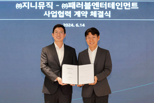 지니뮤직 서인욱 대표(오른쪽)와 패러블엔터테인먼트 김영비 대표가 사업협력 계약을 맺고 기념촬영을 하는 모습.